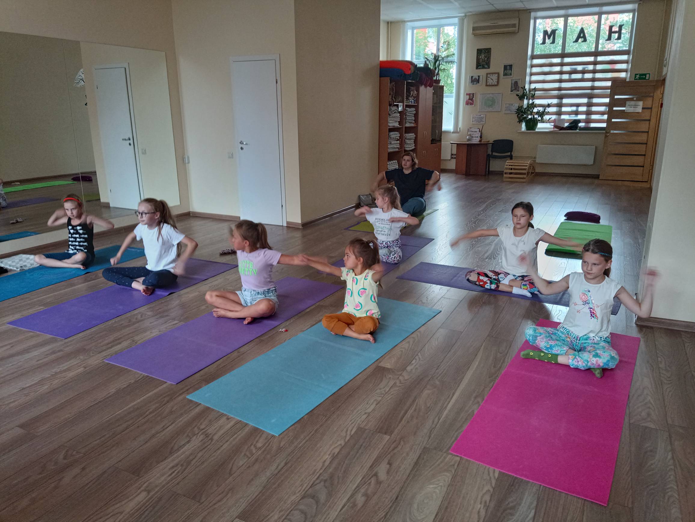 Возобновились занятия Детской йогой c Анной и Ильёй .